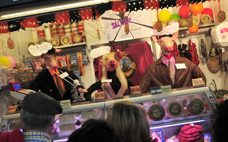 Tosantos en los mercados municipales de Cádiz; y Halloween ...