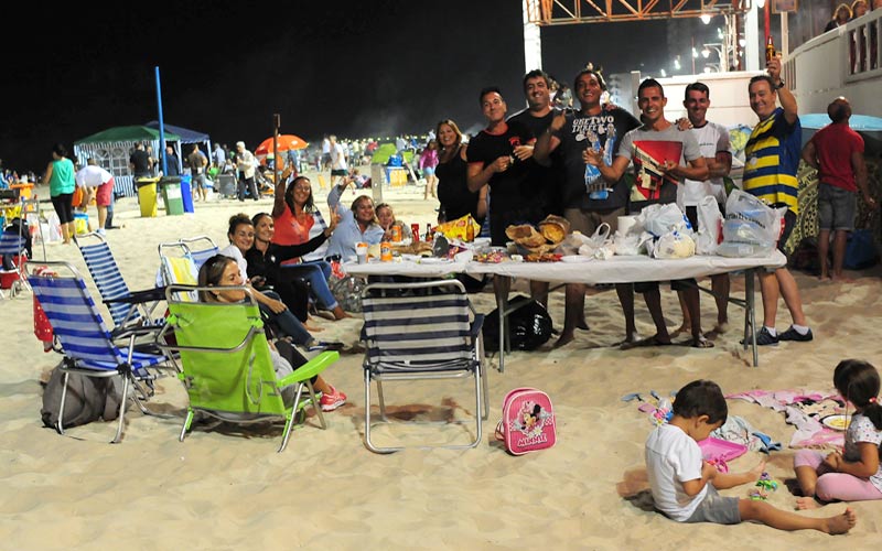 En plena barbacoa del pasado verano / FOTO: Eulogio García