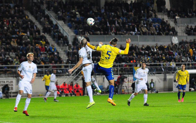 Josete y Pepe, luchando por un balón / FOTO: Eulogio García