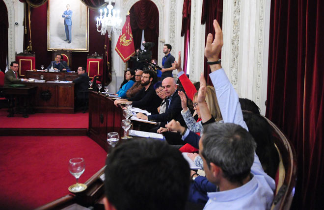 Los cinco concejales del PSOE votando no, como PP y Ciudadanos / FOTO: Eulogio García