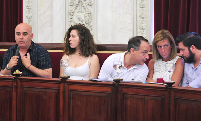 Concejales socialistas charlan entre ellos durante la intervención del edil de Hacienda / FOTO: Eulogio García