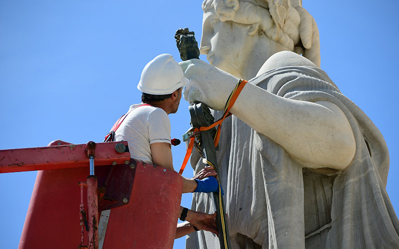 Operario colocando la réplica en el monumento / FOTO: Eulogio García