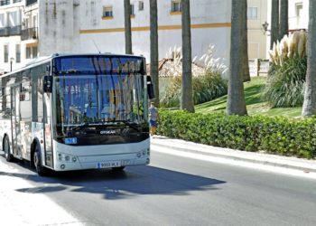 Autobús urbano circulando por la localidad / FOTO: Ayto.