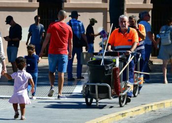 Barrenderos camino de la faena / FOTO: Eulogio García