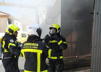 Efectivos del Consorcio a las puertas de la carpintería / FOTO: CBPC