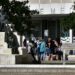 Jóvenes a las puertas de la Facultad de Medicina / FOTO: Eulogio García