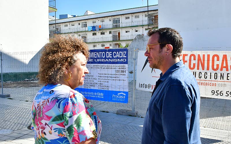 El alcalde charla con su edil de Vivienda junto a la parcela / FOTO: Eulogio García