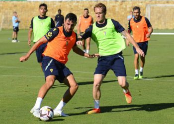 Sudando la camiseta en Marbella / FOTO: Cádiz CF