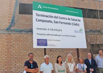 Posado bajo el cartel que anuncia las próximas obras / FOTO: Junta