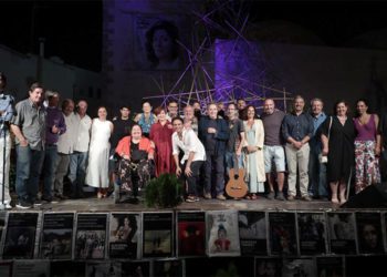 La foto de familia con todos los participantes en el escenario / FOTO: Ayto.