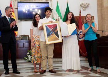 Los hijos de la escritora recogiendo este título / FOTO: Ayto.