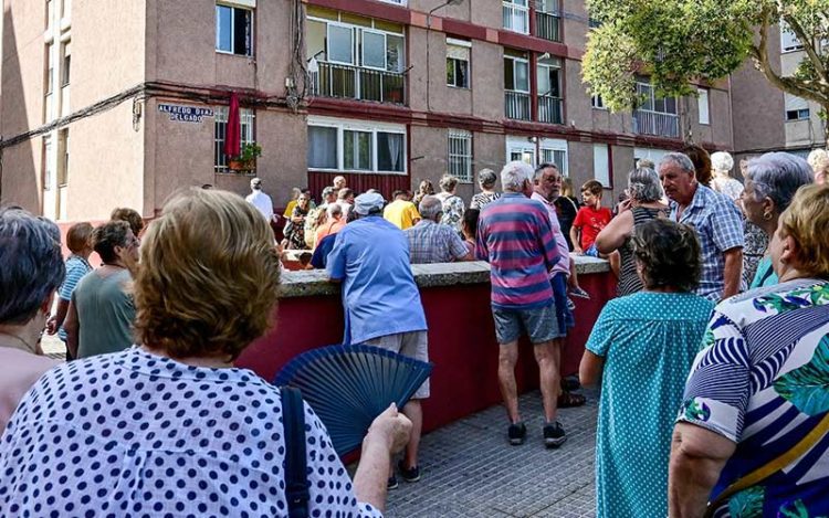 Muchos vecinos han arropado el acto / FOTO: Eulogio García