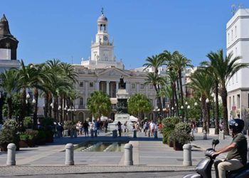 Mañana soleada en la plaza San Juan de Dios / FOTO: Eulogio García