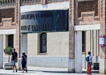 Turistas merodeando por la entrada del Palacio de Congresos / FOTO: Eulogio García