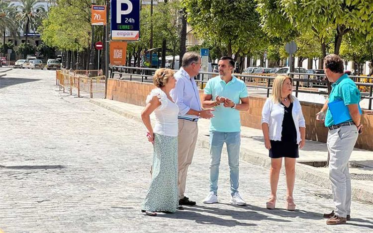 Comprobando sobre el terreno la adecuación de la calzada / FOTO: Ayto.