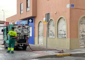 Operario de limpieza cargando de agua su vehículo / FOTO: PP