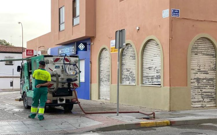 Operario de limpieza cargando de agua su vehículo / FOTO: PP