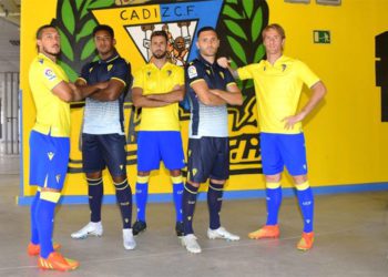 Posado con las nuevas camisetas de la temporada / FOTO: Cádiz CF