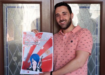 El edil de Juventud con el cartel anunciador / FOTO: Ayto.