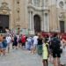 Turistas esperando este verano para visitar la Catedral / FOTO: Eulogio García