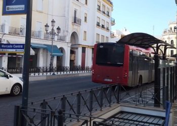 Bus urbano en la parada de la plaza Esteve / FOTO: DBC