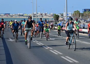 'Manifestantes' subiendo una de las patas del puente / FOTO: Eulogio García