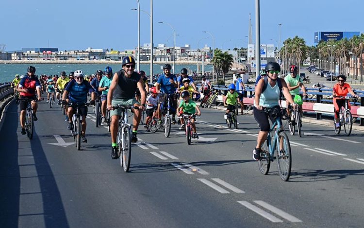 'Manifestantes' subiendo una de las patas del puente / FOTO: Eulogio García