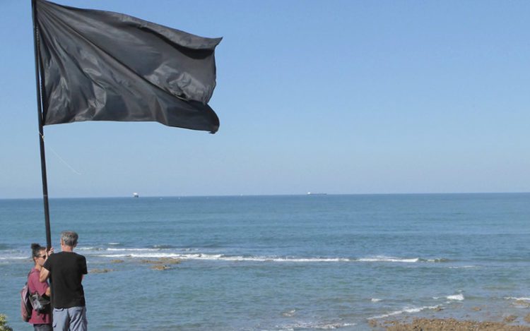 Bandera negra izada en la costa / FOTO: Ecologistas