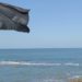 Bandera negra izada en la costa / FOTO: Ecologistas