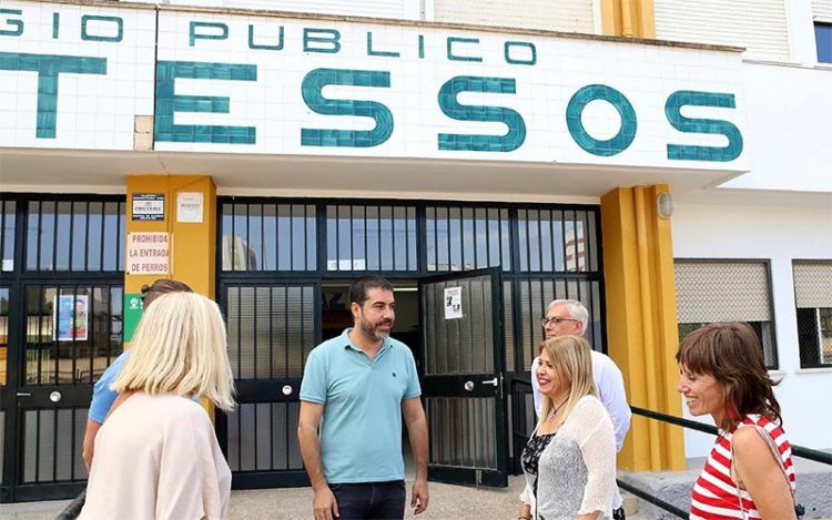 A las puertas de unos de los centros que se adecentarían / FOTO: Ayto.