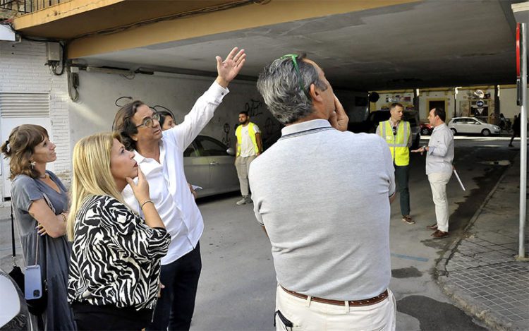 Supervisando la zona que se adecentará / FOTO: Ayto.