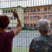 Madre y abuela despidiendo a su niño desde la verja / FOTO: Eulogio García