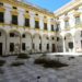 Estado de abandono del patio del edificio histórico / FOTO: Eulogio García