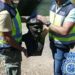 Agentes con el busto recuperado / FOTO: Policía