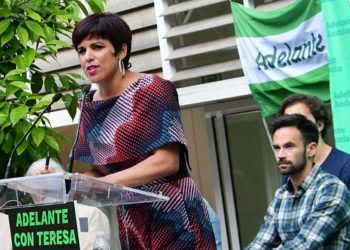 De la Cruz atento a un acto electoral de Teresa Rodríguez / FOTO: Eulogio García