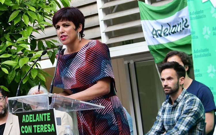 De la Cruz atento a un acto electoral de Teresa Rodríguez / FOTO: Eulogio García