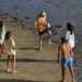 Jóvenes pasando el rato en la playa / FOTO: Eulogio García