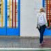 Madre llevando al niño al cole / FOTO: Eulogio García