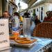 Terraza limitando el uso de las terrazas en verano ante la invasión de turistas / FOTO: Eulogio García