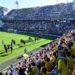 Los jugadores saludan a los cuatro graderíos antes de irse / FOTO: Eulogio García