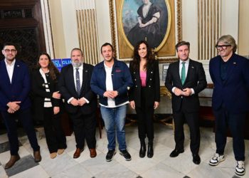 La corte real junto al alcalde y la concejala / FOTO: Eulogio García