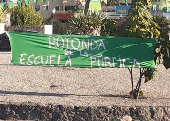 Detalle del pancartón que da nombre simbólico a la glorieta / FOTO: cedida