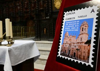 El sello conmemorativo expuesto en su presentación / FOTO: Eulogio García