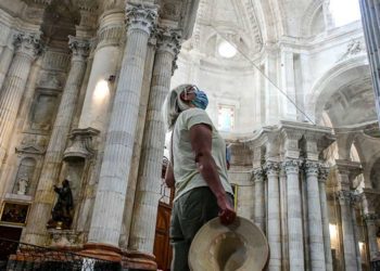 Turista en la Catedral de Cádiz / FOTO: Eulogio García