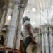 Turista en la Catedral de Cádiz / FOTO: Eulogio García