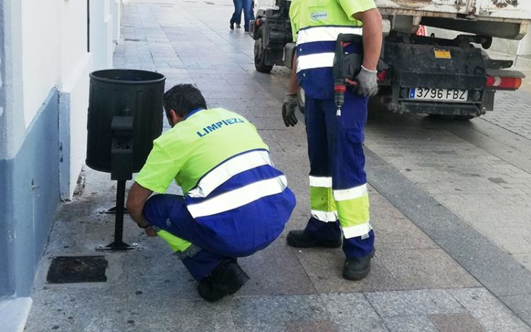 Operarios colocando una papelera / FOTO: Ayto.