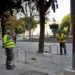 Colocando un aparcabicis en el entorno de la plaza / FOTO: Eulogio García