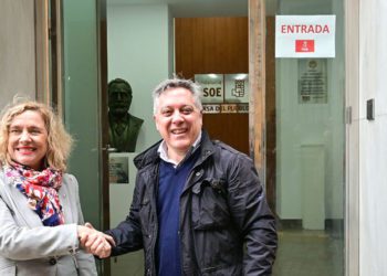 Torres saludando a De la Flor en la jornada de primarias / FOTO: Eulogio García