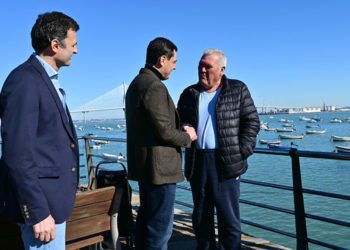 El candidato gaditano observa cómo actúa Moreno Bonilla con la gente corriente / FOTO: Eulogio García