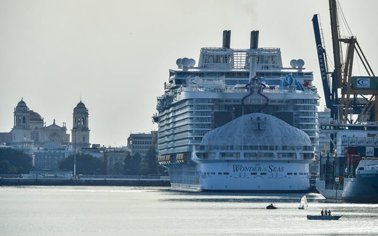 Uno de los cruceros más grandes del mundo, atracado meses atrás / FOTO: Eulogio García